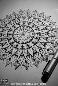 Fantastico manoscritto modello di tatuaggio totem bello