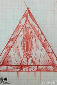 चित्रित अमूर्त त्रिकोण टैटू पैटर्न