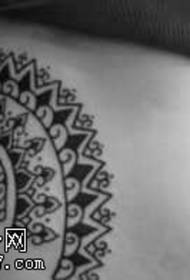 modello di tatuaggio totem creativo in vita