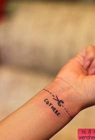 riešo žirklėmis rašomas tatuiruotės raštas