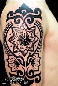 braço totem flor tatuagem padrão