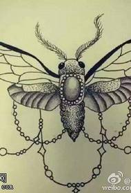 Modello di tatuaggio falena pendente
