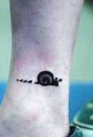 Ẹsẹ tatuu totem snail tattoo