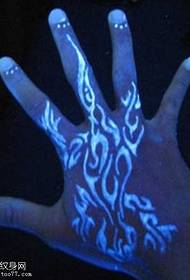 fluorescenčný tetovací vzor na zadnej strane ruky