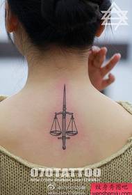 Consigliato un semplice tatuaggio di equilibrio sulla schiena