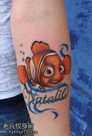 Naoružajte slatki crtani uzorak riba tetovaža