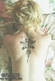 motif de tatouage totem étoile de dos