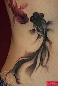 bir kadının yan bel balık dövme deseni