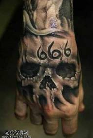 tatuaje de calavera en el dorso de la mano