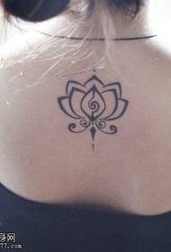 Modello del tatuaggio del loto totem posteriore