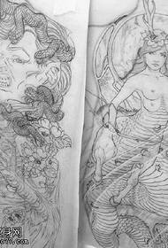 Patrún tattoo nathair baineann péinteáilte le patrún láimhe
