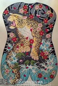 zréck handgemaachte Leopard Tattoo Muster