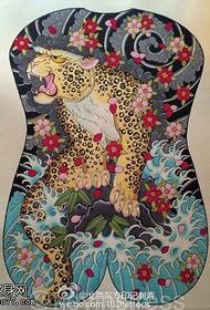 disegno del tatuaggio leopardo fatto a mano sul retro