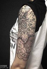 Flower Totem Tattoo- ის ნიმუში მკლავზე
