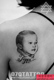 ένα χαριτωμένο τατουάζ μωρών πορτρέτο στο πίσω μέρος της ομορφιάς