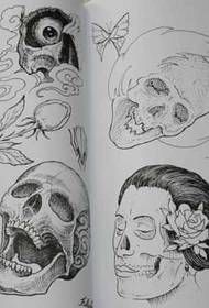 rukopis černé a bílé lebky tetování vzor