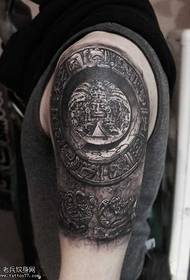 brazo patrón tatuaxe tótem gris negro creativo