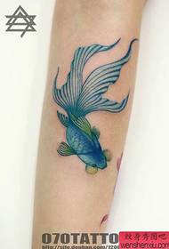 girekomenda ang usa ka popular nga kolor nga blue goldfish tattoo pattern