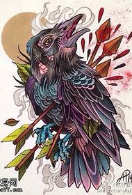 colpo posteriore nel modello del tatuaggio del corvo