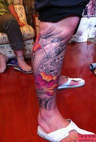 L'immagine dello spettacolo di tatuaggi ha raccomandato un modello di tatuaggio di loto di calamari di vitello