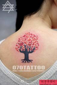 preporučio prilično lijepu tetovažu stabla na poleđini kozmetičkog uzorka