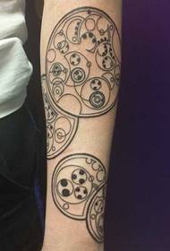 Намунаи Totem Tattoo дар ҳуҷраи мӯд Арм