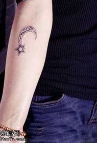 Модел на тетоважа со модна тетоважа на Месечината