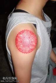 brazo hermoso tótem tatuaje patrón