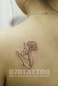 Ein wunderschönes Bergamotte Lotus Tattoo Muster