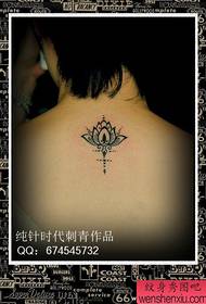 ຮູບຊົງ tattoo ຂະ ໜາດ ນ້ອຍແລະສີຂາວທີ່ສວຍງາມຢູ່ດ້ານຫຼັງ