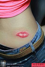 女孩腰部流行美麗的顏色嘴唇打印紋身圖案