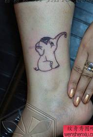 populara ina elefanta tatuaje mastro ĉe la piedo de la knabino
