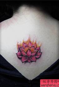 modeli i tatuazhit të lotusit mbrapa