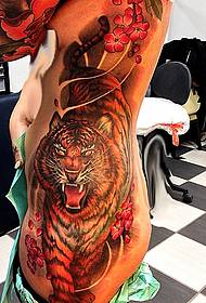 традиційний візерунок татуювання тигра на боці татуювання ветерана
