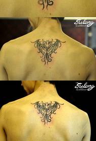 fénixový legendárny tetovací vzor na zadnej strane chlapca