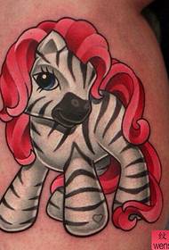 U ritrattu di u tatuatu hà alliberatu un mudellu di tatuaggio di unicorniu di legna colorata