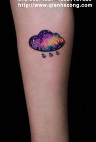 Een dromerig gekleurd zwart wolk tattoo-patroon