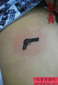 κορίτσι πλευρά στήθος κλασικό μικρό σχέδιο τατουάζ πιστόλι
