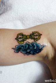 маленький алмазный вампир и облачный рисунок татуировки на внутренней стороне руки девушки