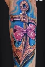 un bell tatuatge d'ancoratge al braç
