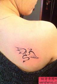 cailín ar ais faisean Totem Wings Patrún Tattoo