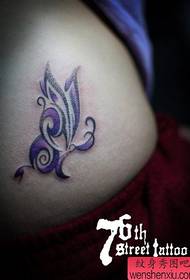 djevojka struk popularan izvrstan totem leptir tetovaža uzorak