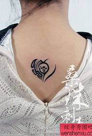 mergina atgal gražus populiarus totemo meilės tatuiruotės modelis