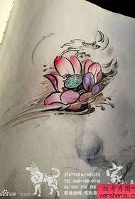 एक लोकप्रिय और सुंदर स्याही कमल टैटू पांडुलिपि