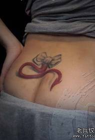 여자 허리 활과 악마 꼬리 문신 패턴