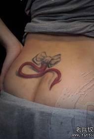 moza de cintura de arco e patrón de tatuaxe de cola de diaño