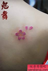 djevojka na stražnjem ramenu pop mali uzorak tetovaže cvjetanja trešnje