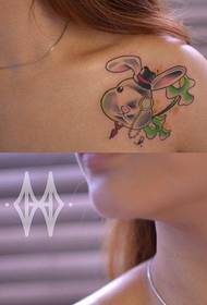 여자의 어깨에 귀여운 작은 토끼 문신