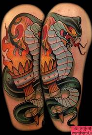 Tatuiruočių šou juosta gali rekomenduoti gražų mokyklinio stiliaus gyvatės tatuiruotės modelį