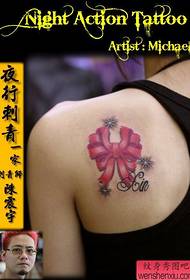 modello di tatuaggio fiocco piccolo e delicato spalla della ragazza